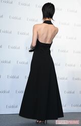 『Exideal』新製品発表会で綺麗な背中を見せる剛力彩芽（'20年10月）
