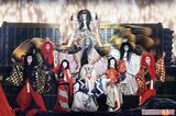 『滝沢歌舞伎』を締めくくる『蜘蛛』では、9人が舞台の中央に集まり見得を（撮影／吉岡竜紀）