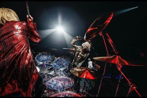 服を着ていても胸部分のタトゥーがのぞく(HYDEインスタグラムより)