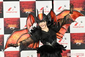 デビルマンシリーズを制作する遊技機メーカーのイベントはデヴィ夫人ならぬ「デヴィル夫人」に。コスプレも好きで毎年、ハロウィーンパーティを主宰する（撮影2021年7月14日）