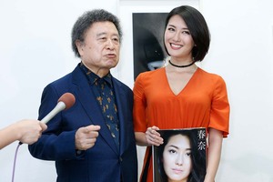 矢吹春奈、篠山紀信氏撮影によるヘアヌード写真集『春奈』発売を記念した写真展で（2016年5月27日）