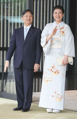 天皇陛下と雅子さまはアフリカ開発会議のメンバーを皇居に招きお茶会を('19年8月)。「花かごは幸せを呼ぶ吉祥文様」(日置千弓さん)