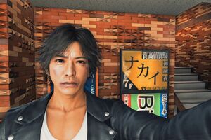 『JUDGEEYES：死神の遺言』ゲーム内画像／ナカイの前で自撮りするキムタク（筆者撮影）