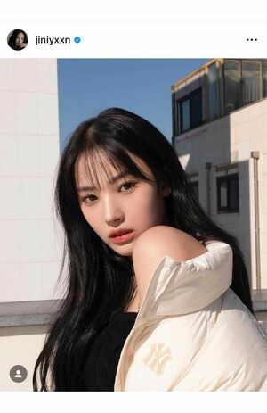 過去のインタビューで「独島へ行きたい」と答えたNMIXX元メンバーのジニ(写真は本人公式インスタグラムより)