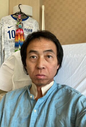 2か月間入院して治療を受けた。その間も副作用に苦しんでいたワッキー（本人提供）