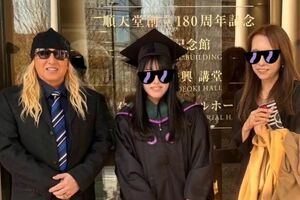 娘の大学院卒業を祝うDJKOO(インスタグラムより)