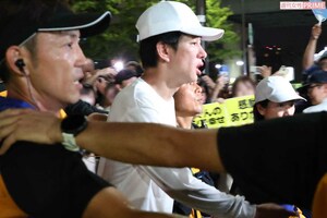 ゴールを目前に、疲れた表情を見せる横山をSUPER EIGHTのメンバーたちが出迎えた