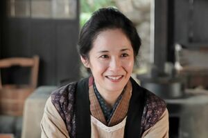 喜美子の母・川原マツ役　富田靖子　(c)NHK