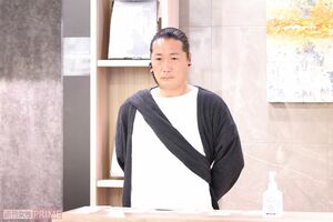 受付も自ら行うキャンドル・ジュン氏