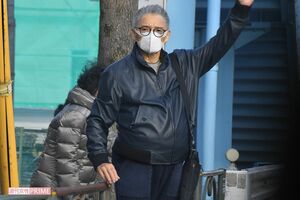 バス停でタクシーをつかまえる萩原健一さん（2019年1月撮影）