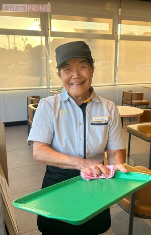 トレーを拭く山崎さん。趣味は、身体を動かすことで定期的にフィットネスジムに通っている　撮影／矢島泰輔