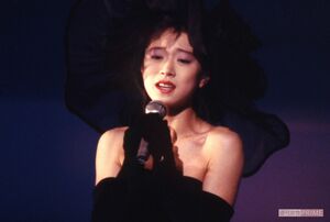 セクシーな黒衣装を身にまとった中森明菜('87年)