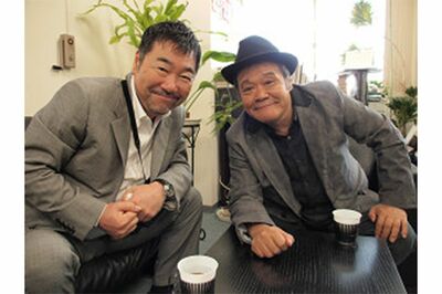 '11年2月に山岸伸氏のブログに投稿された西田敏行さんとのツーショット写真