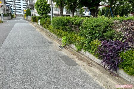 昼間は子どもたちがブランコなどで遊ぶ公園のそばで事件は起こった