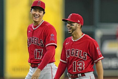 チームメートと仲良く談笑する大谷。水原通訳不在でも英語で日常会話はできるようだ 写真/共同通信社