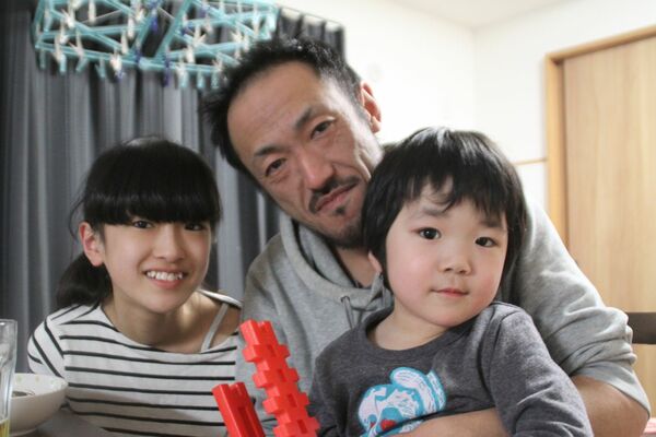 復興住宅で生活する廣瀬文晃さん（中央）、葉月さん（左）、絆太ちゃん
