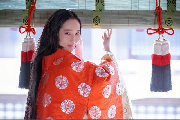 SNS上を沸かせた「香炉峰の雪」を再現した第16回。ファーストサマーウイカが清少納言を見事に演じる（画像：NHK『光る君へ』公式サイトより）