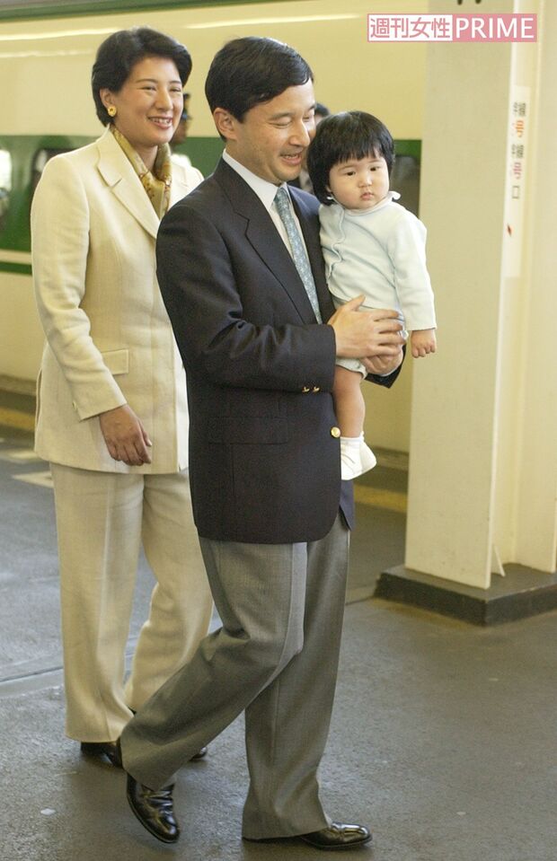 '02年10月。宇都宮駅の新幹線ホームを歩かれる天皇（当時は皇太子）ご一家。御丘牧場を訪問された