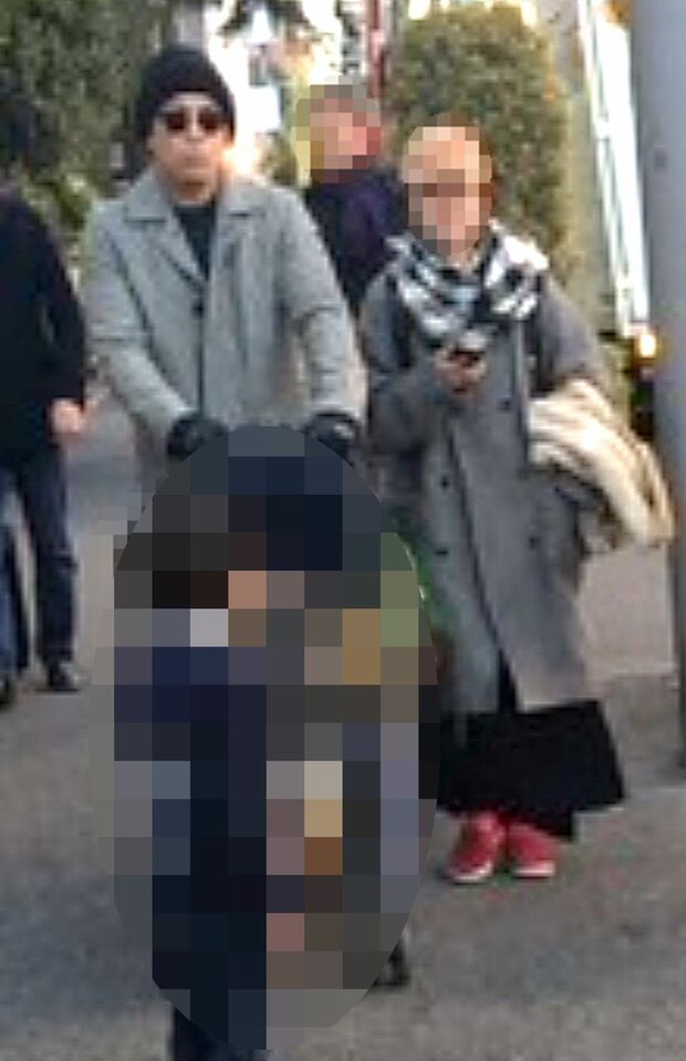 ベビーカーを押すトシ