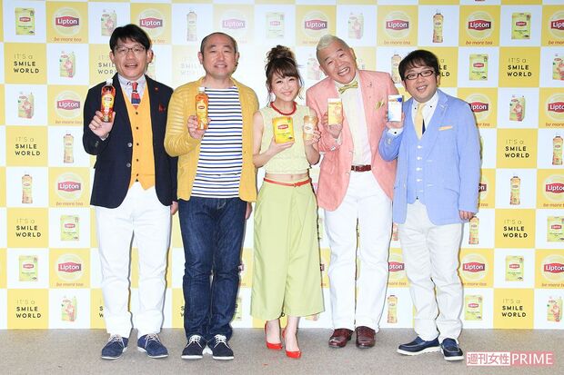 '15年4月、リプトンの新キャンペーンイベントに鈴木奈々、キャイ〜ンとともに登壇。飯尾はいちばん左端に 撮影/週刊女性写真班