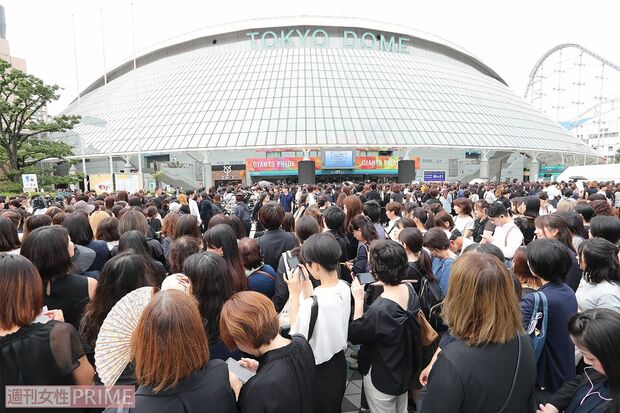 開始前から東京ドームは多くのファンで埋め尽くされ、入場までに２時間以上かかることも