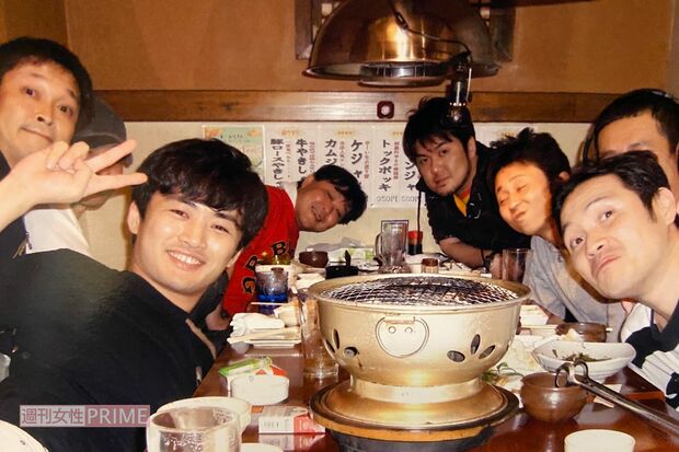 ’05年ごろの「竜兵会」（焼肉店店主提供）