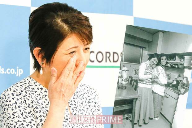 引退会見では母への思いを語り、涙。（写真右）母・幸子さんとのツーショット