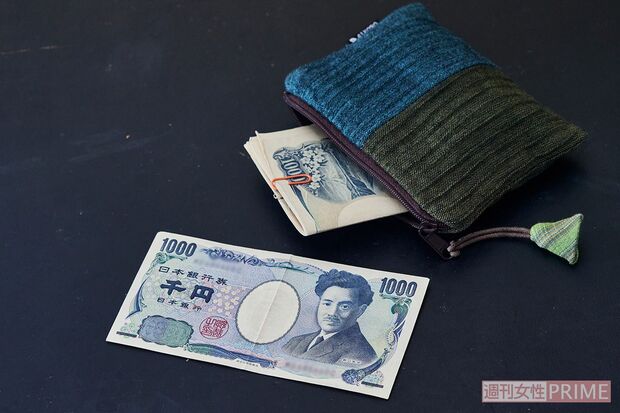 ポーチがお財布代わり。予備のため千円札も入れているが、使えないようにクリップで留めている（撮影／廣瀬靖士）