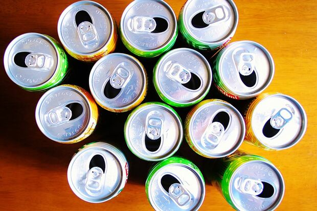 昭和29年4月28日、日本で初めて缶ジュースが発売された