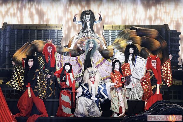 『滝沢歌舞伎』を締めくくる『蜘蛛』では、9人が舞台の中央に集まり見得を（撮影／吉岡竜紀）