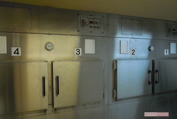 瑞江葬儀所の棺保管室は簡素で冷たい印象だ（同所提供）