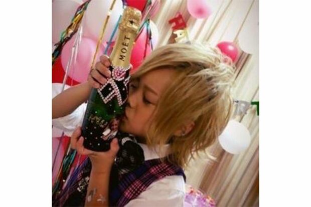 シャンパンにキスをする琉ちゃろくん。4歳児ホストくんなどと呼ばれていた