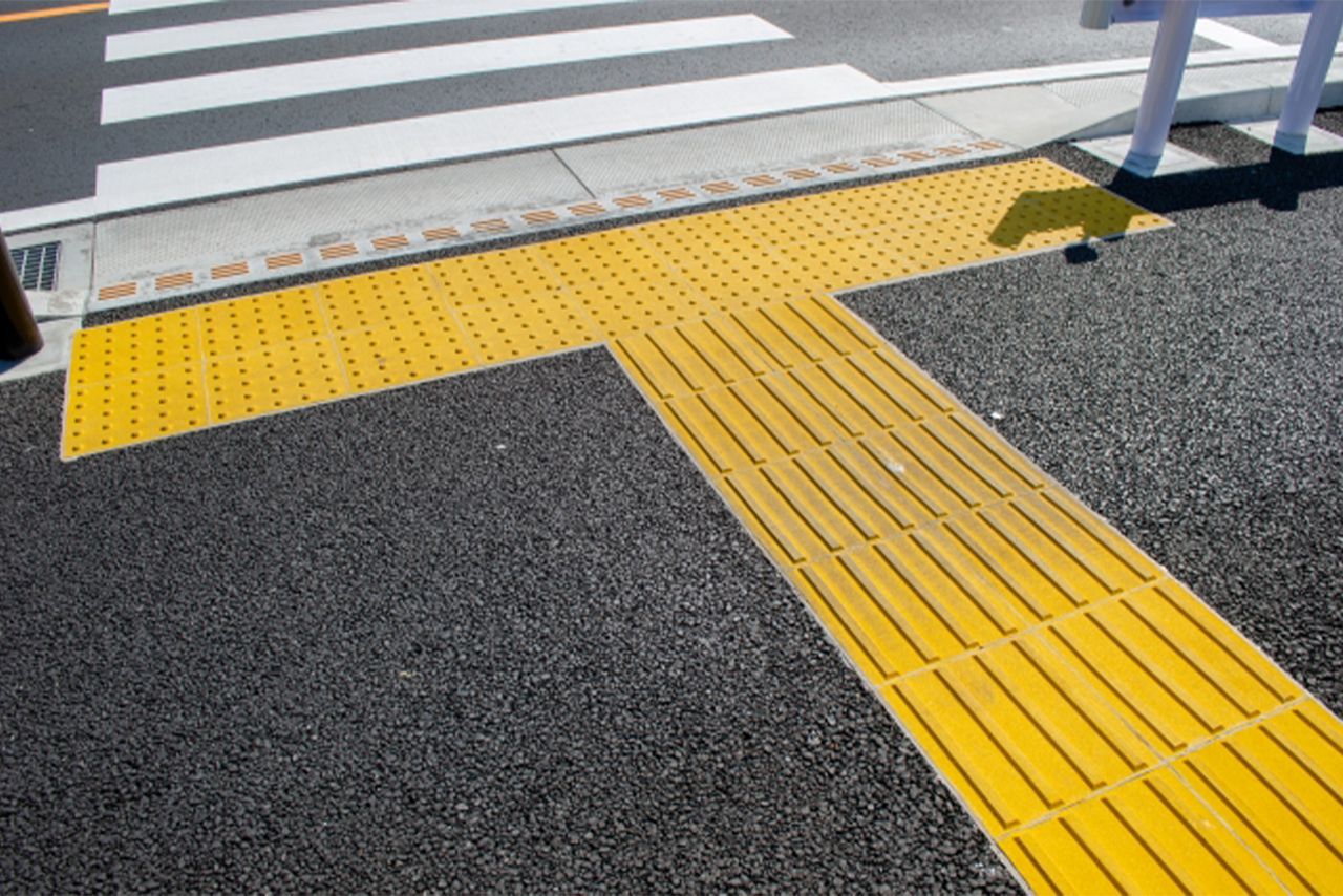 知って楽しい雑学】駅や道路にある視覚障がい者のための「点字ブロック 