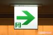 誘導灯には矢印が白のものと緑のものの2種類がある。白矢印の誘導灯は非常口そのものを表し、緑矢印は非常口までの経路を表す。非常時は緑矢印をたどって、非常口を目指そう