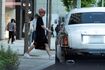 2024年5月、美容サロンの入ったビルから車に戻る手越祐也。ドデカいロールスロイスは銀座の街でもひと際目を引く