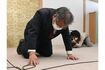 知床半島沖の観光船遭難事故の記者会見で、土下座して謝罪する「知床遊覧船」の桂田精一社長（共同通信）
