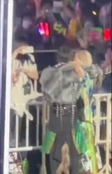 ステージから降りてファンのもとへ駆け寄った『HiHi Jets』の猪狩蒼弥（右）と『Aぇ! group』の佐野晶哉（ツイッターより）