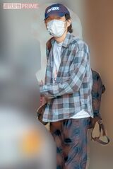 6月1日、自宅前で直撃取材に応える宮藤官九郎