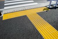 【知って楽しい雑学】駅や道路にある視覚障がい者のための「点字ブロック」は日本発祥、どうして「黄色」な…