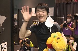 練習後、取材の準備に向かう羽生。画面越しのファンにも手を振る（羽生のYouTubeより）