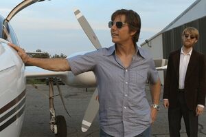 すべての飛行シーンは、自分で操縦したトム・クルーズ。期待どおり、派手なスカイアクションも楽しめる