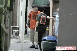 2017年7月、朝方となって村上信五らを引き連れて店を出てきた佐藤二郎