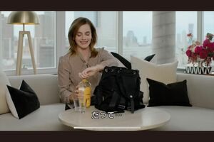 2023年、バッグの中身を紹介するエマ・ワトソン（『VOGUE』YouTubeチャンネル）