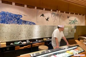 『弁天山美家古寿司』のカウンターにかかる中尾彬さんがデザインした暖簾。親方は中尾さんのご遺体に対面して、お別れをした