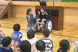 母の理恵さんと二人三脚で講演活動。地域の小学校に訪問して知ってもらう活動を現在も継続中　　写真提供／山崎理恵さん