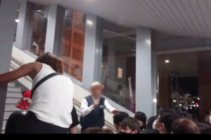 白い帽子にマイクを携えた男性は“DJおじさん”として話題になった（Twitterより　※一部画像を加工）