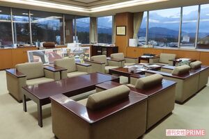 性行為があったとされる町長室はガラス張り