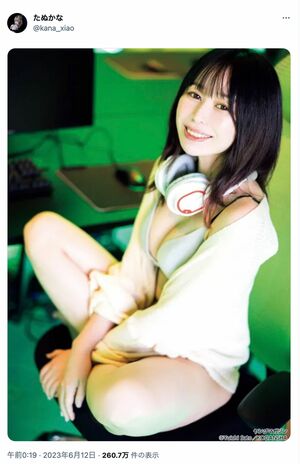 グラビアショットを披露するたぬかな（本人のツイッターより）