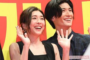 映画『コンフィデンスマンJP』ワールドプレミアでの竹内結子さんと三浦春馬さん（'19年5月）