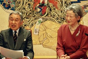 結婚50周年に際しての記者会見でも美智子さまは“麦の穂のブローチ”を('09年4月)